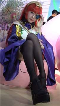 chinajoy现场拍摄黑丝美腿cosplay独眼龙的妹子。