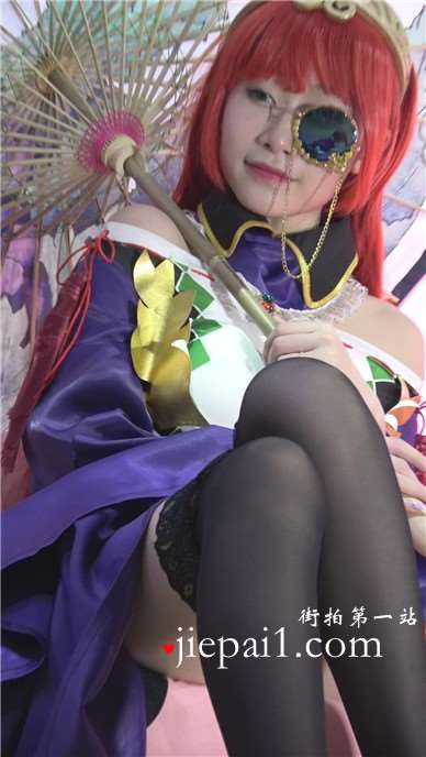 chinajoy现场拍摄黑丝美腿cosplay独眼龙的妹子。