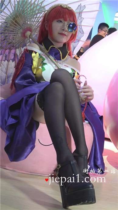 chinajoy现场拍摄黑丝美腿cosplay独眼龙的妹子。