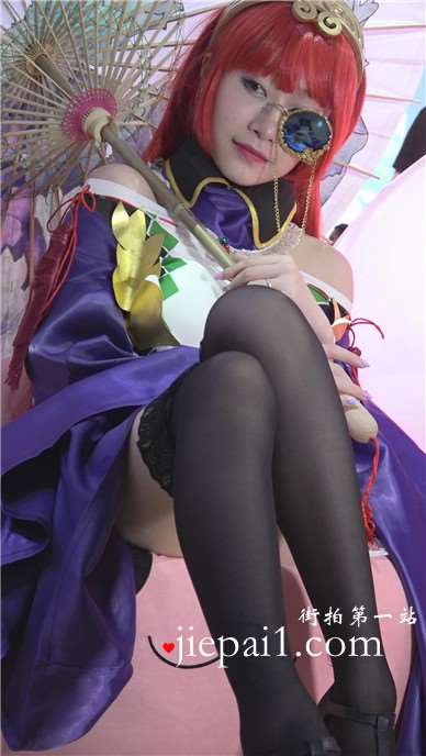 chinajoy现场拍摄黑丝美腿cosplay独眼龙的妹子。