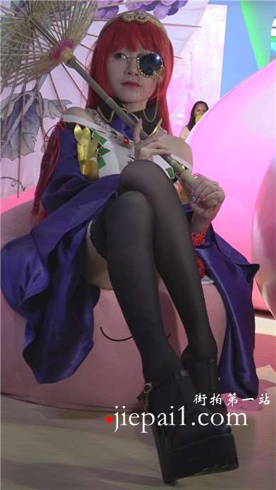 chinajoy现场拍摄黑丝美腿cosplay独眼龙的妹子。