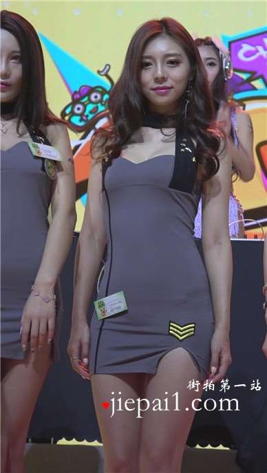 性感美腿包臀裙美女姐姐，笑容很甜美。