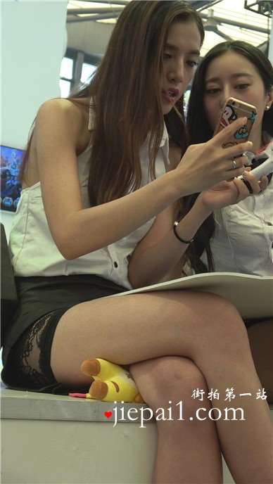 小清新美腿showgirl舞台边休息跟姐妹们聊天。