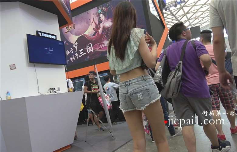 chinajoy现场偶遇极品美臀牛仔热裤美女。