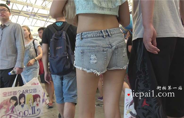 chinajoy现场偶遇极品美臀牛仔热裤美女。