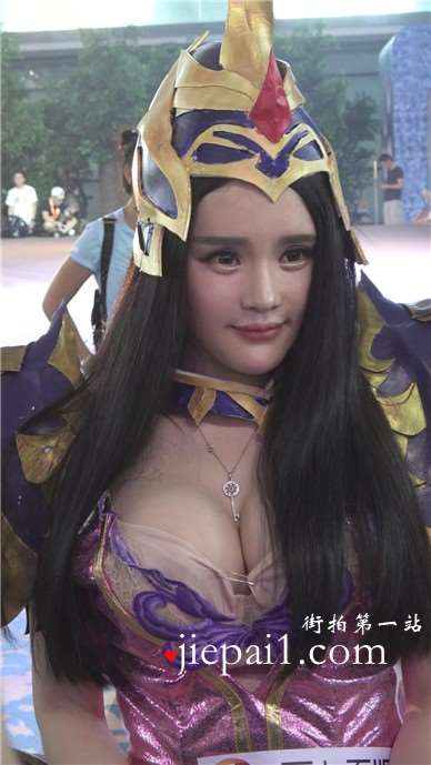超级丰满小奶牛妹子，衣服不用别针扣起来就爆开啦。