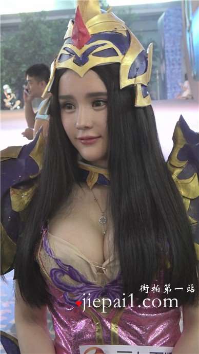 超级丰满小奶牛妹子，衣服不用别针扣起来就爆开啦。