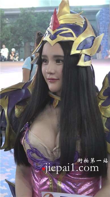 超级丰满小奶牛妹子，衣服不用别针扣起来就爆开啦。