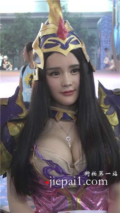 超级丰满小奶牛妹子，衣服不用别针扣起来就爆开啦。