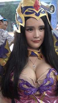 超级丰满小奶牛妹子，衣服不用别针扣起来就爆开啦。