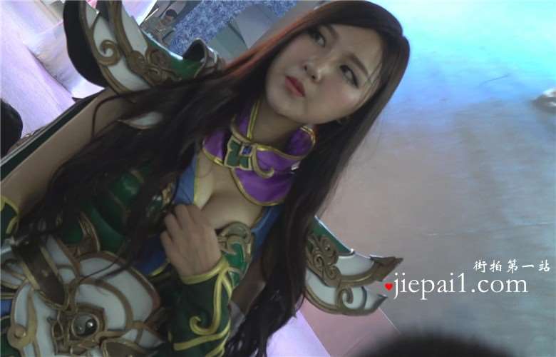 超级丰满的cosplay美女，我的眼神就没离开过胸部。