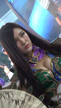 超级丰满的cosplay美女，我的眼神就没离开过胸部。