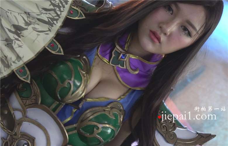 超级丰满的cosplay美女，我的眼神就没离开过胸部。