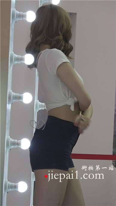 丰满紧身翘臀颜值高的美女在镜头前尽情的展现自己奥妙的身姿。