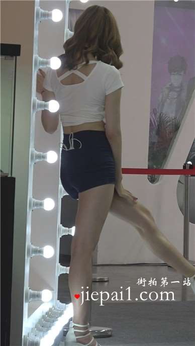 丰满紧身翘臀颜值高的美女在镜头前尽情的展现自己奥妙的身姿。