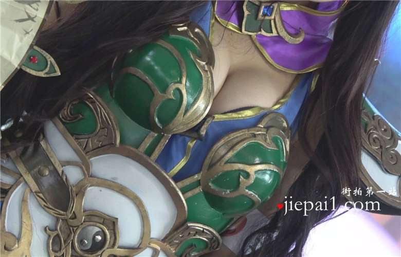 超级丰满的cosplay美女，我的眼神就没离开过胸部。