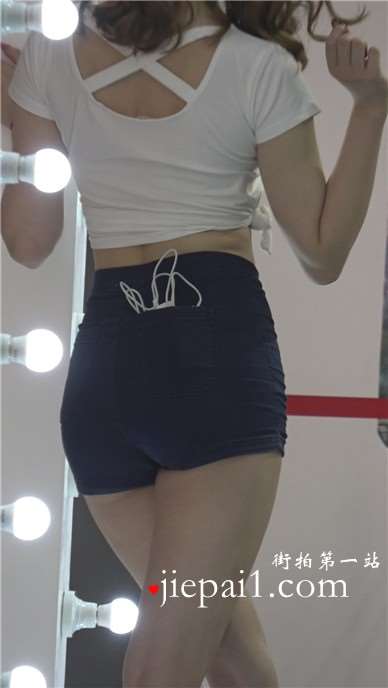 丰满紧身翘臀颜值高的美女在镜头前尽情的展现自己奥妙的身姿。