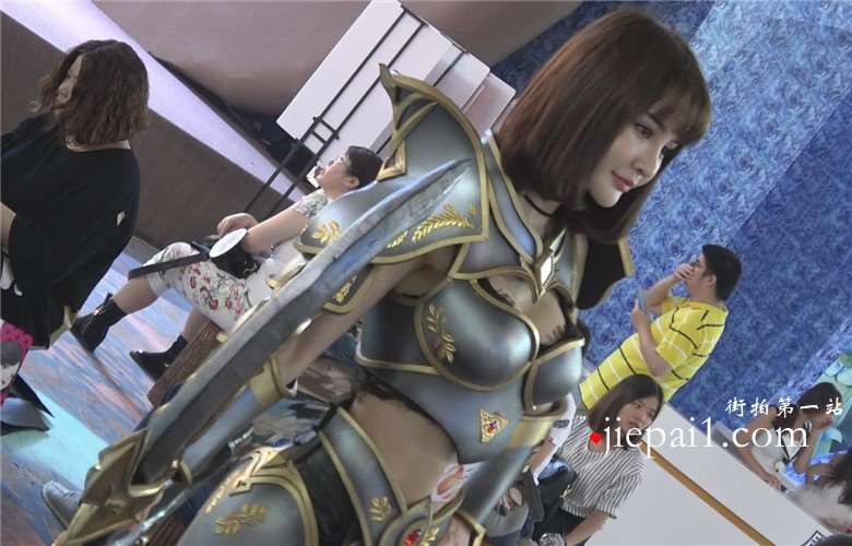 cosplay的小奶牛，猥琐男们都抢着合影。