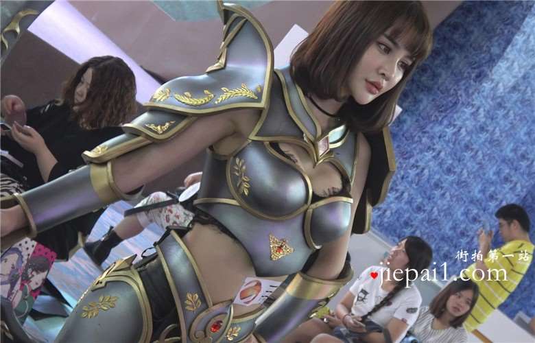 cosplay的小奶牛，猥琐男们都抢着合影。
