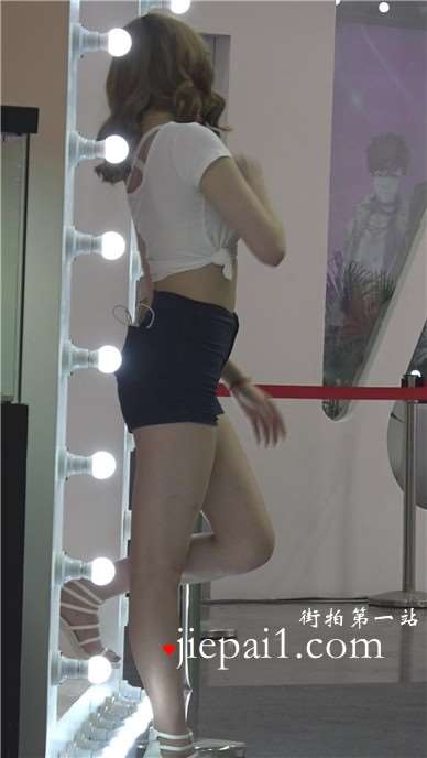 丰满紧身翘臀颜值高的美女在镜头前尽情的展现自己奥妙的身姿。