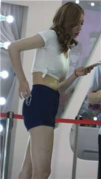 丰满紧身翘臀颜值高的美女在镜头前尽情的展现自己奥妙的身姿。
