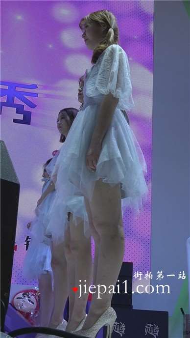 清纯白色公主裙showgirl美眉们