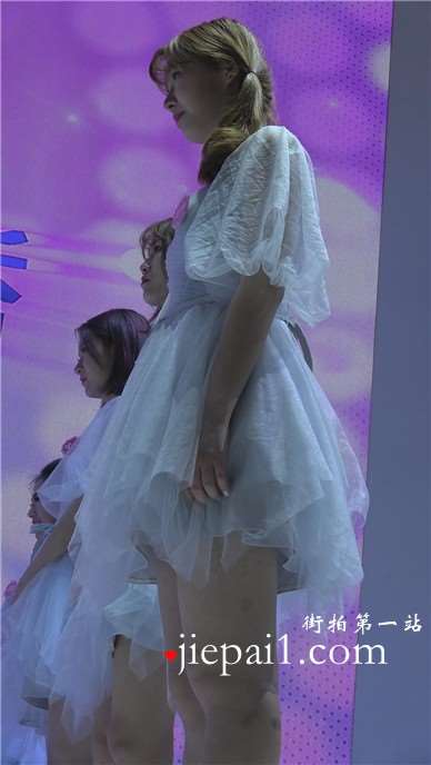 清纯白色公主裙showgirl美眉们