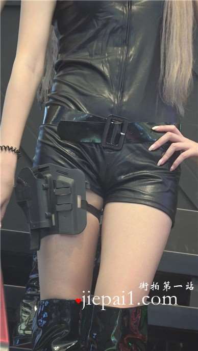 超级甜美小清新的皮衣皮裤女孩，甜美可爱。