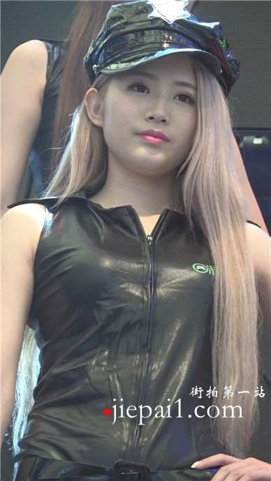 超级甜美小清新的皮衣皮裤女孩，甜美可爱。