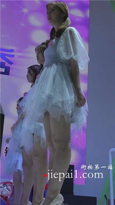 清纯白色公主裙showgirl美眉们