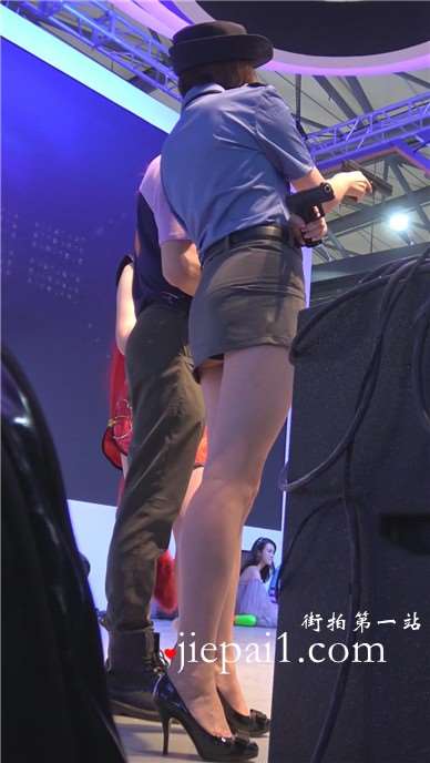 cosplay女警察的性感美女，这么漂亮的警察不是勾引人犯罪么。