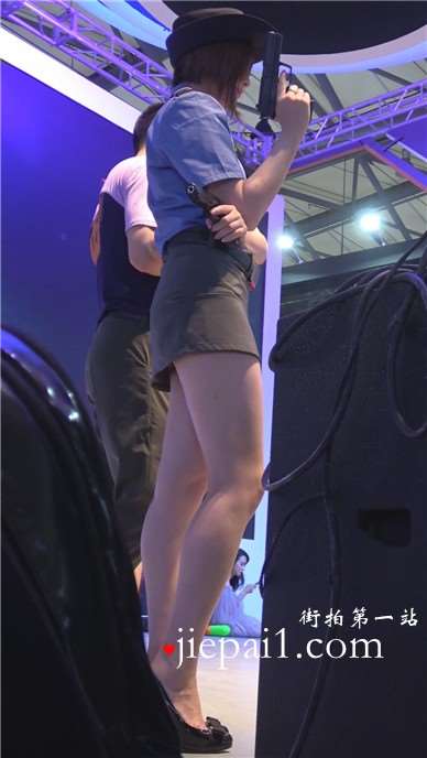 cosplay女警察的性感美女，这么漂亮的警察不是勾引人犯罪么。