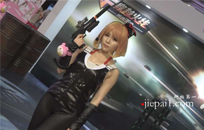 cosplay喜欢玩枪的小清新皮裤女孩。
