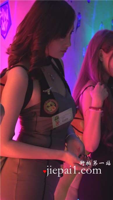 眼神会勾引人的性感美臀美女姐姐。