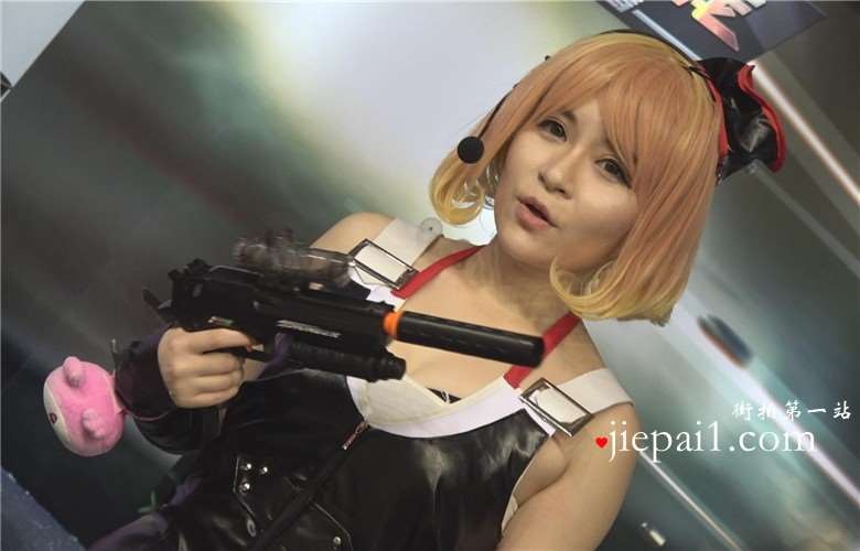 cosplay喜欢玩枪的小清新皮裤女孩。