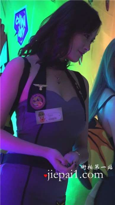 眼神会勾引人的性感美臀美女姐姐。