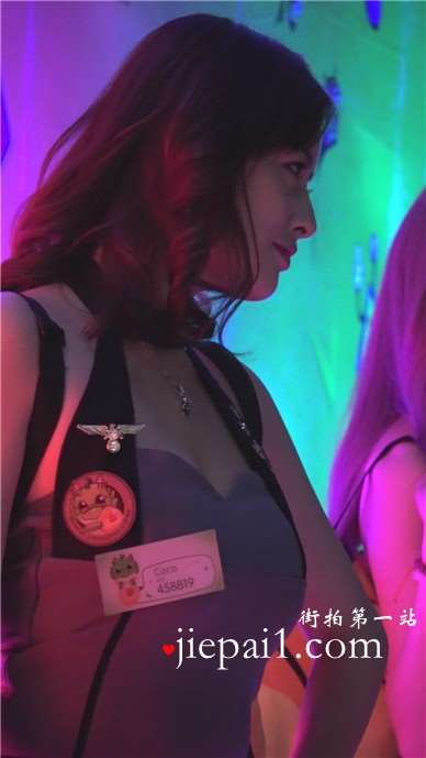 眼神会勾引人的性感美臀美女姐姐。