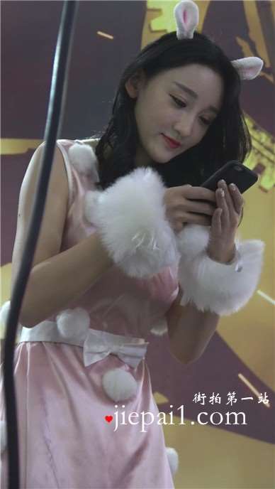 粉色连衣裙妖艳红唇女孩，眼神会勾引人。