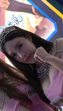 超级丰满小奶牛，粉色裙子更诱惑。