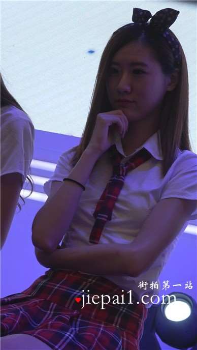 可爱小清新制服萌妹子。