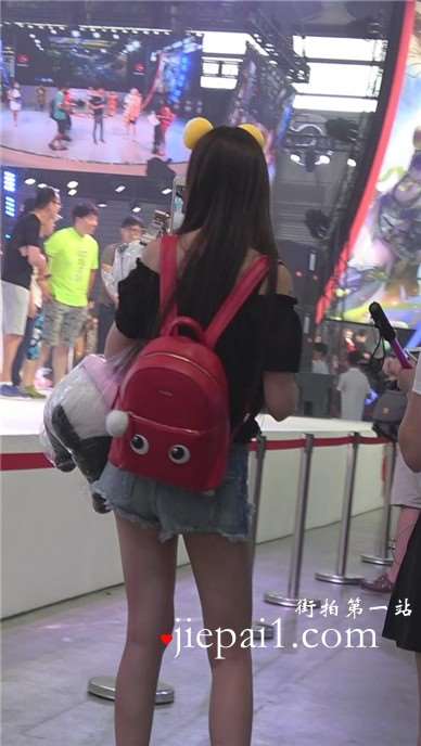 偶遇超短牛仔热裤女孩，小PP都露出来咯。