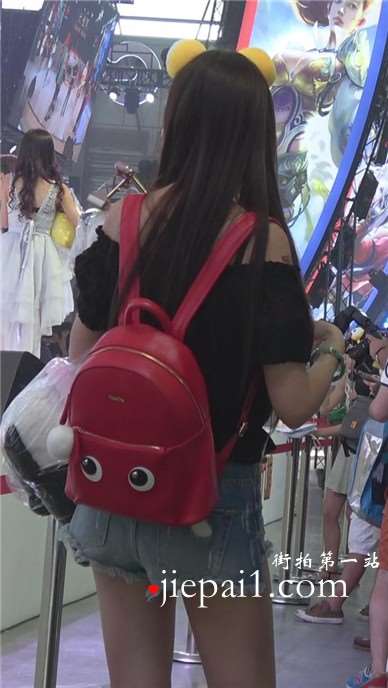 偶遇超短牛仔热裤女孩，小PP都露出来咯。