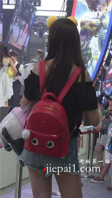 偶遇超短牛仔热裤女孩，小PP都露出来咯。