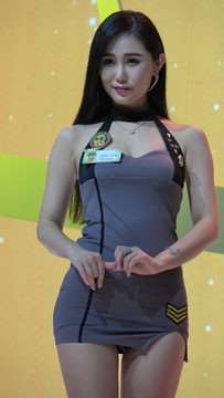 4k-舞台上超级甜美的showgirl，小嘴嘟起来超可爱。
