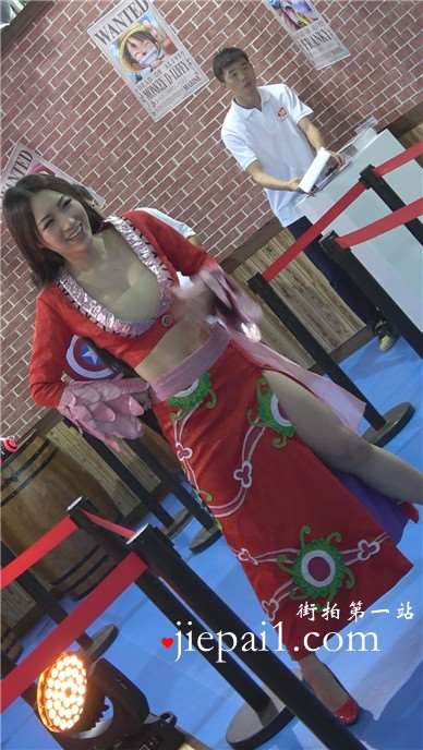 抹胸古装制服美女，丰满妖艳货。