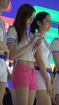 小清新甜美粉色超短热裤美女。