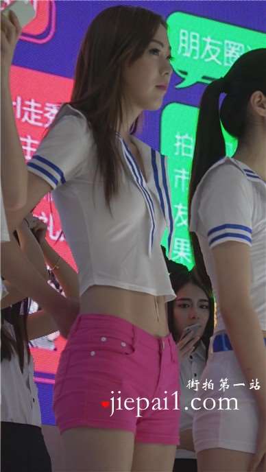 小清新甜美粉色超短热裤美女。