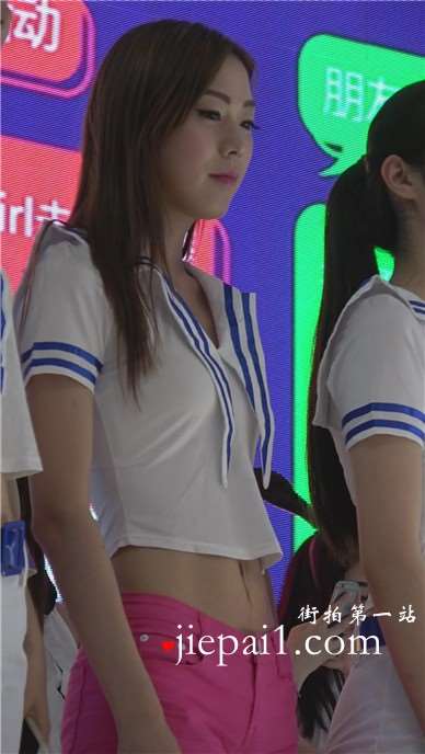 小清新甜美粉色超短热裤美女。