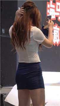 颜值身材都超级棒的showgirl，包臀裙配高跟鞋更赞。