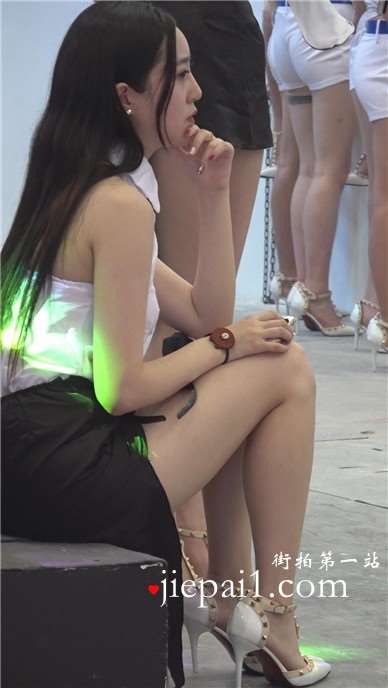 长腿高跟鞋美女showgirl累啦休息下。
